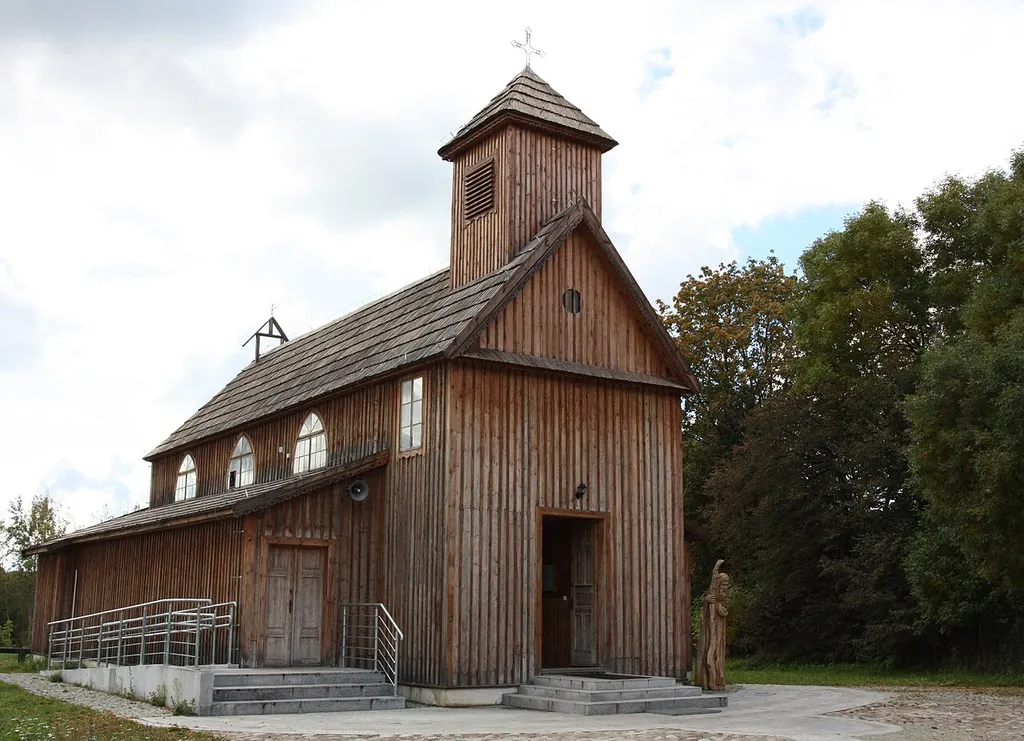 Łochów, kościół par. pw. św. Stanisława Kostki (ob. Miłosierdzia Bożego), 1932 (przeniesiony w 2010 r. z Wólki Dobryńskiej gm. Zalesie pow. bialski woj. lubelskie)