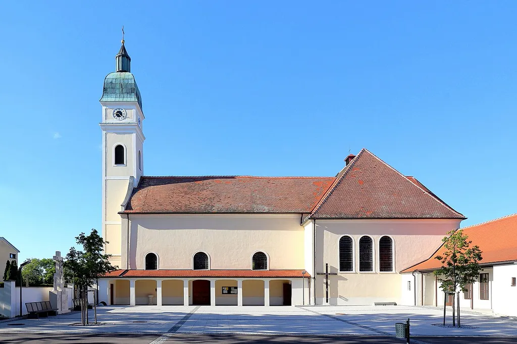Südansicht der röm.-kath. Pfarrkirche Zur Kreuzerhöhung der burgenländischen Gemeinde Pamhagen.Die Kirche wurde von 1745 bis 1754 errichtet. Unter Pfarrer Mathias Sandhofer erfolgte Mitte der 1950er Jahre eine Erweiterung und ein Umbau der Kirche.