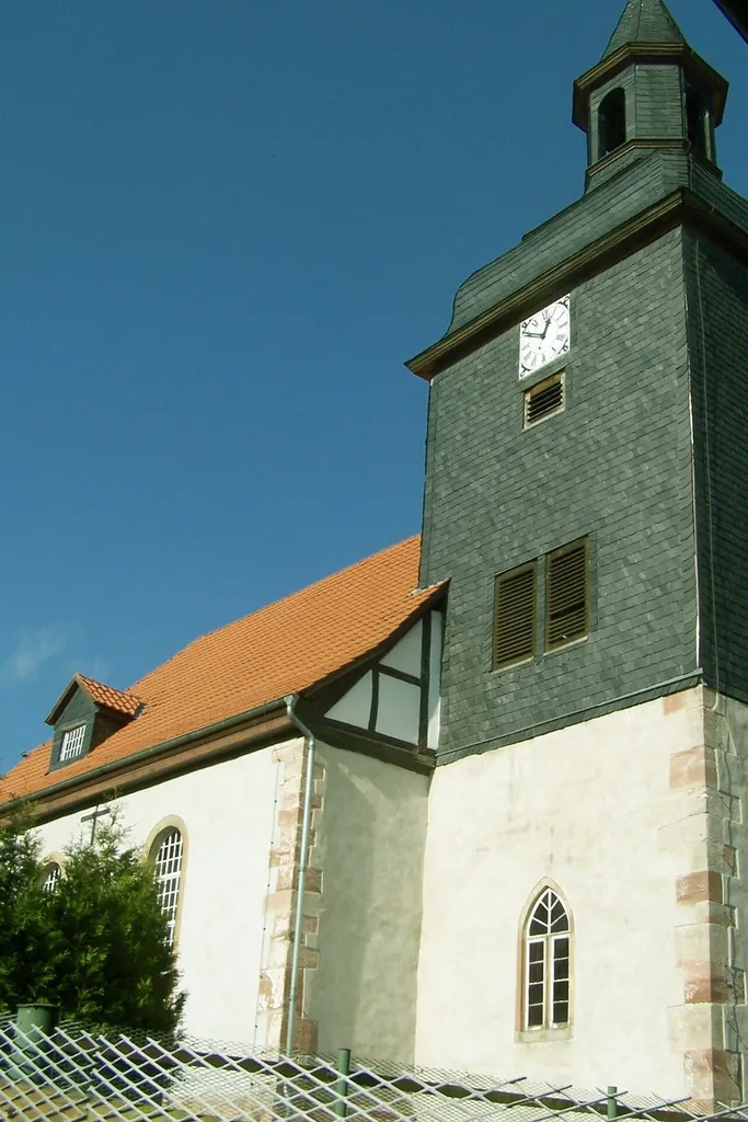 Teilansicht der Kirche in Fernbreitenbach.