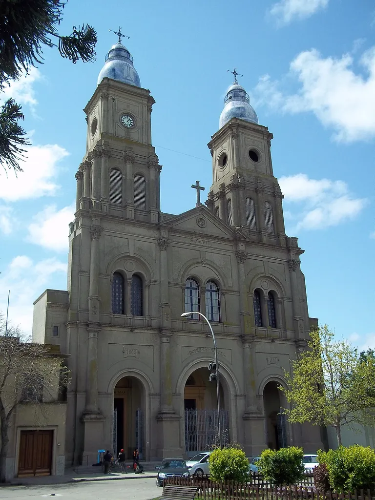 Fachada de la catedral de Florida, ciudad capital del departamento de Florida, Uruguay. Foto tomada desde la plaza "Asamblea 25 de agosto de 1825"