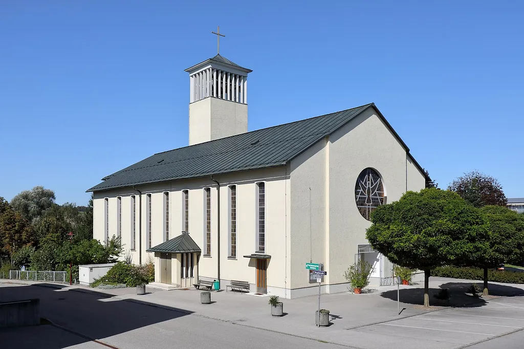 Südostansicht der röm.-kath. Pfarrkirche der Allerheiligsten Dreifaltigkeit in Riedberg, ein Ortsteil der oberösterreichischen Stadtgemeinde Ried im Innkreis.Die Kirche wurde ab 1955 (Grundsteinlegung am 6. November 1955 durch Diözesanbischof Franz Zauner) nach Plänen des Rieder Baumeisters Paul Fellner errichtet und am 29. September 1956 feierlich geweiht. Ursprünglich eine Filialkirche wurde das Riedberggebiet ab 1. Jänner 1964 zur Pfarrexpositur erhoben und mit allen Rechten und Pflichten einer selbständigen Pfarre ausgestattet.