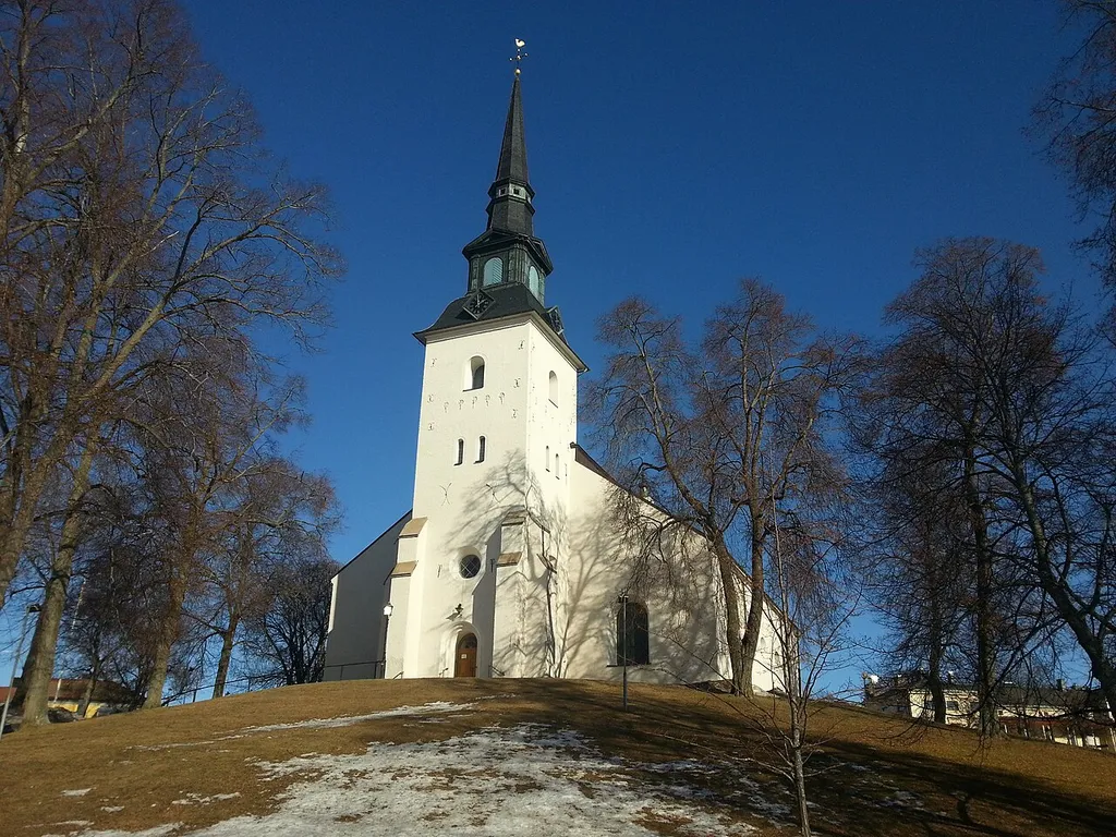 Lindesbergs kyrka under en klarblå himmel i mars 2013