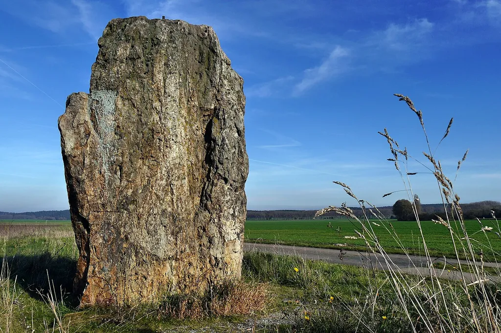 Menhir (Hinkelstein) auf der Feldmark zwischen Derenburg, Heimburg und Benzingerode, ca. 3m hoch