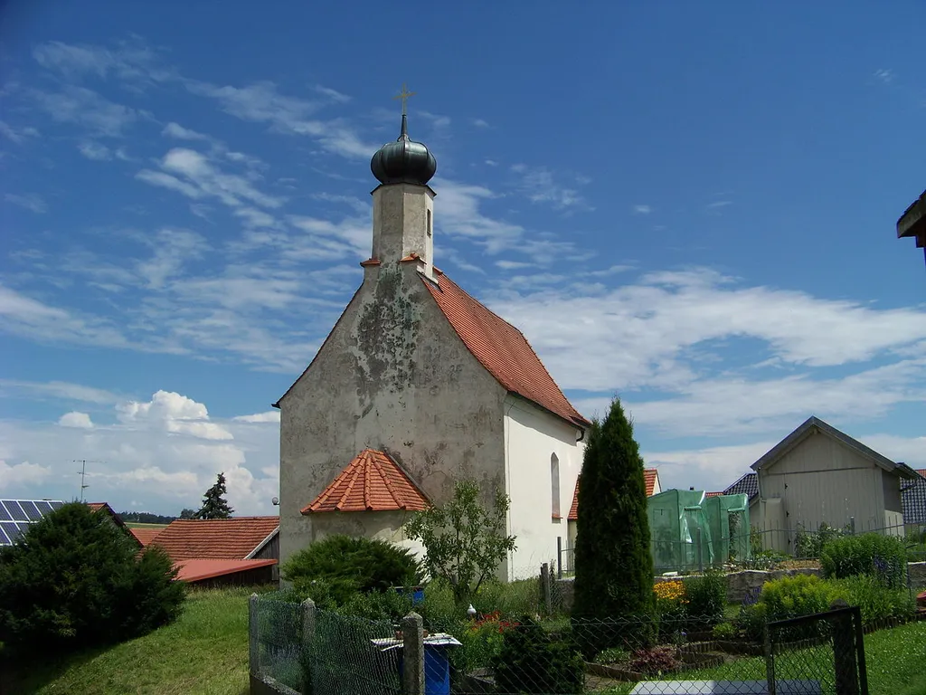 Mallersdorf-Pfaffenbgerg, Unterhaselbach 17. Katholische Filialkirche St. Georg, Chor 15. Jahrhundert, Langhaus über älterem Kern im 16./17. Jahrhundert verändert; mit Ausstattung.