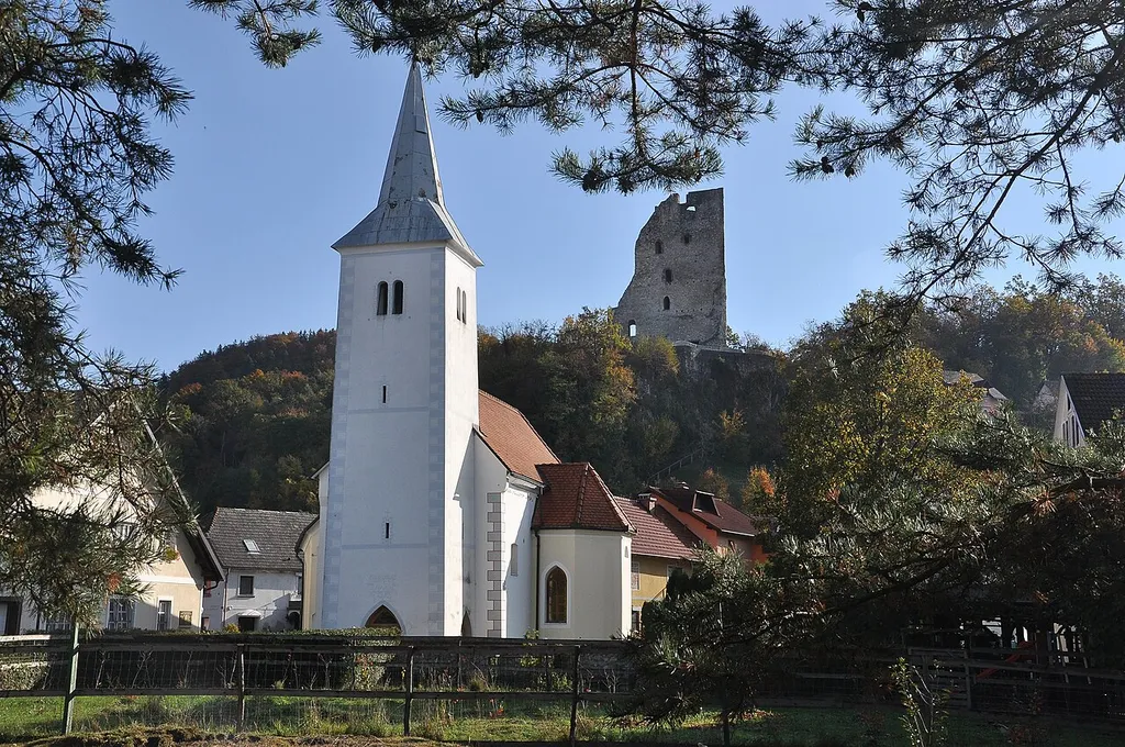EŠD: 3428 Sinonimi imena enote: Zvrst: stavbe Podzvrst: sakralne stavbe Gesla: podružnična cerkev, sv. Andrej Opis: Poznogotsko cerkev iz 16. stol. sestavljajo ladja z bočnima kapelama in zvonikom, prezbiterij obdan z oporniki in zakristija. Baročna oprema (F. Gallo), gotski arhitekturni členi (mrežasti obok, freske). Datacija: prva četrtina 16. stol., 17. stol., 18. stol. Avtorji: Opis lokacije: Cerkev stoji sredi naselja Šalek, zahodno pod razvalinami gradu Šalek, ob cesti Velenje - Slovenj Gradec. Področja: umetnostna zgodovina Naselje: VELENJE Občina: VELENJE OE ZVKDS: ZVKD Celje Usmeritve stavbe Varstvo: spomenik Opombe: Vpisano v register: 15 Maj 2001 Zadnja sprememba v registru: Območje določeno po: po topografiji Spomenik: spomenik lokalnega pomena Predpis: Odlok o razglasitvi kulturnih in zgodovinskih spomenikov na območju občine Velenje Povezava do predpisa: Uradni vestnik Občine Velenje, št. 10/83-75, 5/84-6 Vrsta razglasitve: stalna razglasitev do preklica Stanje podatka: 13_10_2020 Površina: 296,54 m2