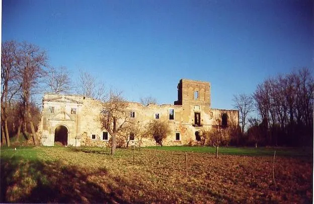 Ruinas del antiguo Monasterio de Santa Maria en San Esteban de Nogales, Leon, España