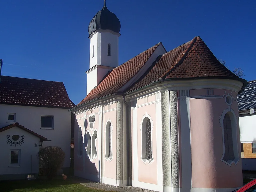 Römisch-katholische Kirche zur Allerheiligsten Dreifaltigkeit in Dietershofen, Landkreis Neu-Ulm, Bayern; Südostansicht