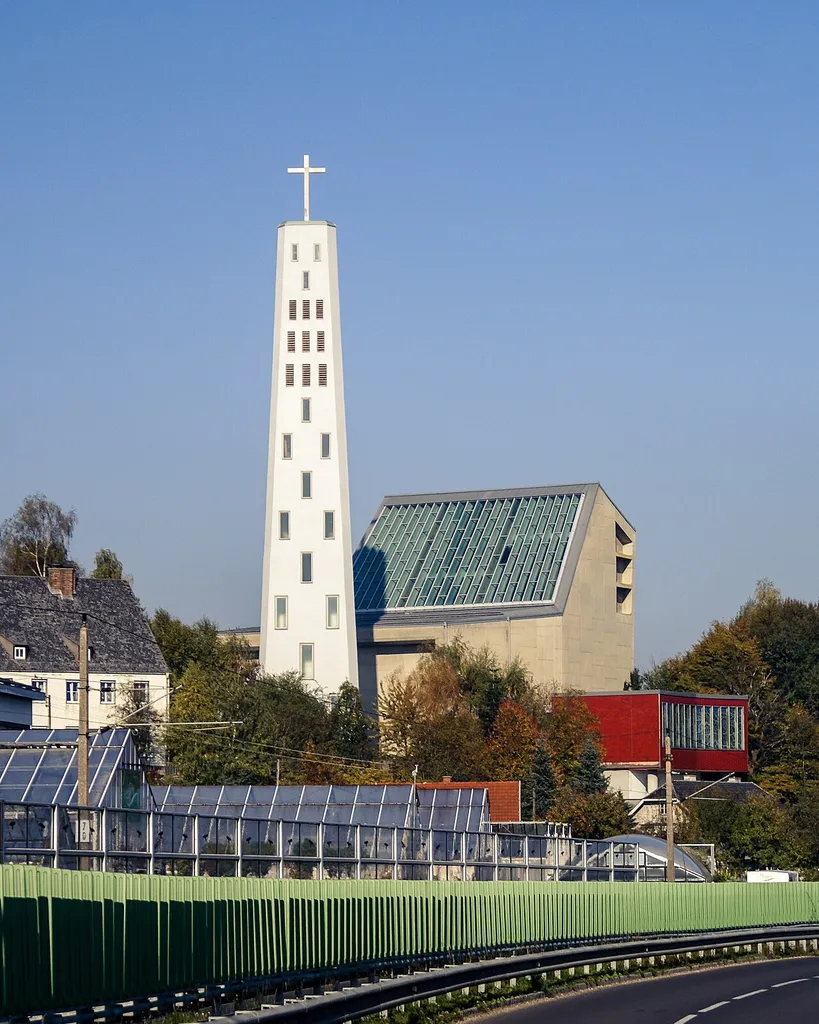Kath. Pfarrkirche Hl. Geist, Lenzing, Oberösterreich. Südansicht.