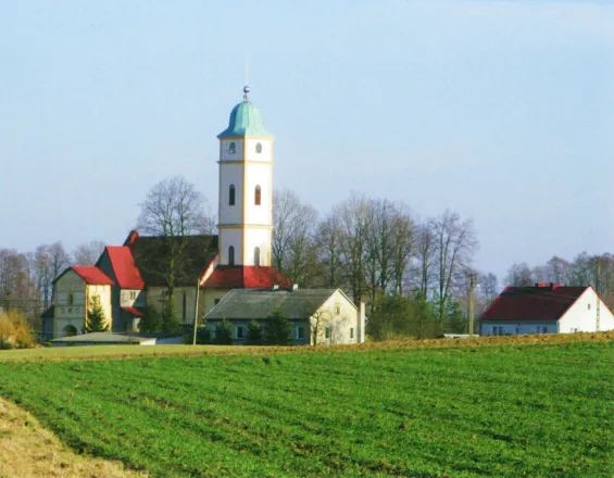 Kościół Wniebowzięcia NMP, widok od strony współczesnej rozbudowy, po lewej dzwonnica bramna.