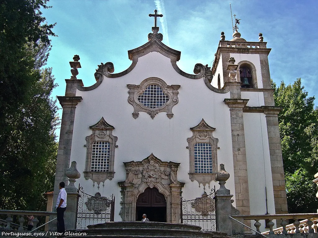 A Igreja dos Terceiros de São Francisco é um templo da cidade de Viseu, freguesia de Coração de Jesus (Viseu), situando-se na extremidade do Parque Aquilino Ribeiro voltada para o Rossio (Praça da República) e data da segunda metade do século XVIII. A sua bela fachada foi desenhada por António Mendes Coutinho, discípulo de Nicolau Nasoni, e de tal modo impressionou a região de Viseu, que a vemos reproduzida tanto na cidade (Igreja da Misericórdia de Viseu), como em terras do distrito (ex.: Igreja Matriz de Ribafeita). O interior é dominado pela talha dourada do altar-mor, de dois altares colaterais e dois altares laterais, obras do grande entalhador e escultor José da Fonseca Ribeiro. As paredes interiores possuem um friso de azulejos com a vida de São Francisco. Na denominada "Casa do Despacho" encontra-se um pequeno espaço museológico. <a href="http://pt.wikipedia.org/wiki/Igreja_dos_Terceiros_(Viseu)" rel="nofollow">pt.wikipedia.org/wiki/Igreja_dos_Terceiros_%28Viseu%29</a>