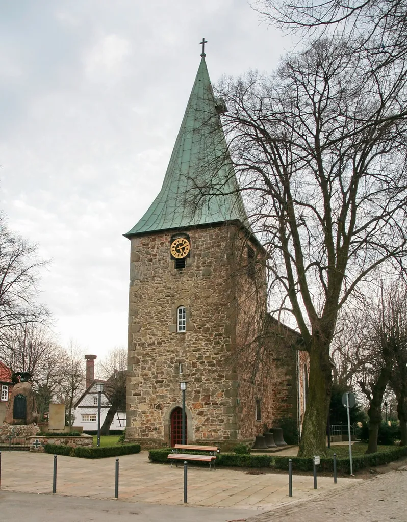 Kirche in Luthe (Wunstorf), Niedersachsen, Deutschland mit Turm von 1495.