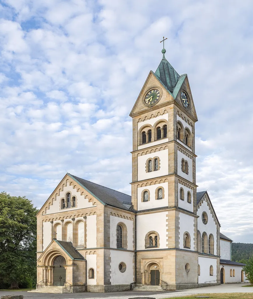 Katholische Pfarrkirche St. Johann Baptist in Mehlmeisel, neuromanischer Bau mit Sandsteingliederung, der Turm mit Spitzgiebeln, bezeichnet mit „1907“