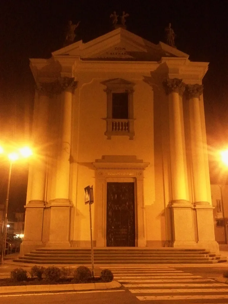 Frontale chiesa Paladina vista di notte.