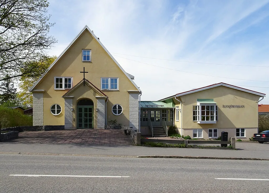 Älvsjö kyrka vid Långbrodalsvägen 46, byggår 1916, tillbyggd 1953, arkitekt Birger Lindberg, nytt församlingshus 1992, klockstapel 1997.
