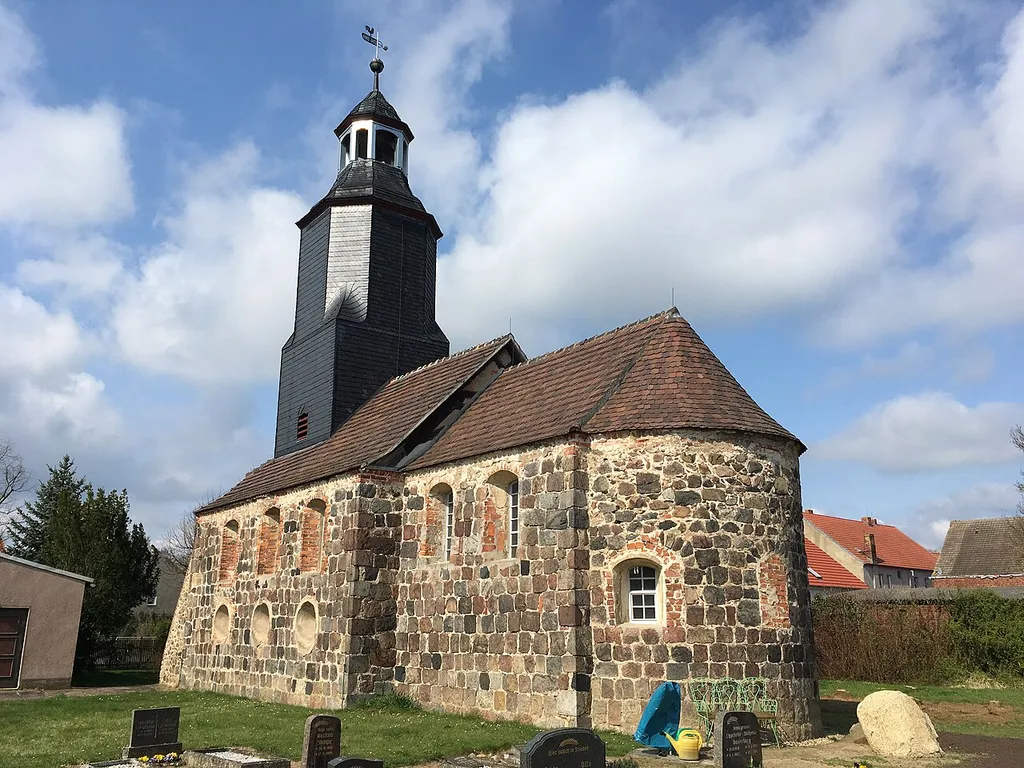 Die Dorfkirche in Kaltenborn bei Niedergörsdorf entstand in der ersten Hälfte des 13. Jahrhunderts aus Feldsteinen. Im Innern ist ein Kanzelaltar aus dem 19. Jahrhundert sowie eine Orgel von Johann Tobias Turley.