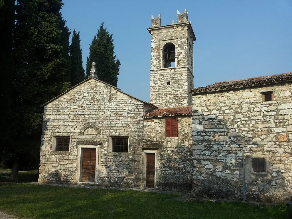 Facciata della chiesa di San Zenetto in Poia a Sant'Ambrogio di Valpolicella