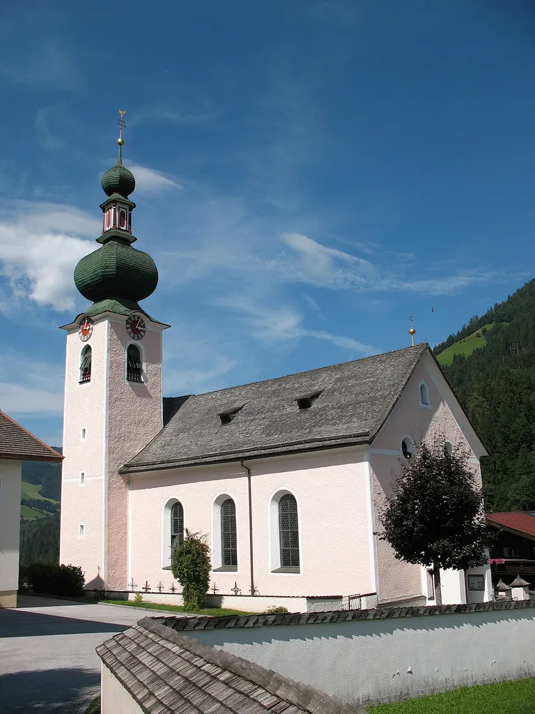 Kath. Pfarrkirche hl. Nepomuk und Friedhof