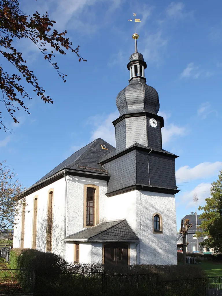 Dreifaltigkeitskirche in Titschendorf, 1778 erbaut, mit denkmalgeschütztem Taufbecken