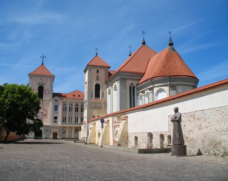Švč. Trejybės (Seminarijos) bažnyčia, paminklas vyskupui Motiejui Valančiui, Kaunas.