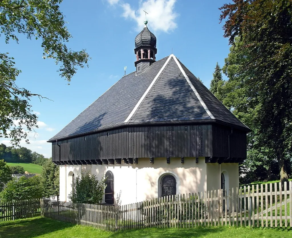 05.09.2017 09518 Mauersberg (Großrückerswalde), An der Kapelle (GMP: 50.608322,13.090924): Kreuzkapelle Mauersberg (1949-53), der 1889 abgerissenen Wehrgangkirche nachempfunden. [SAM1783.JPG]20170905400DR.JPG(c)Blobelt