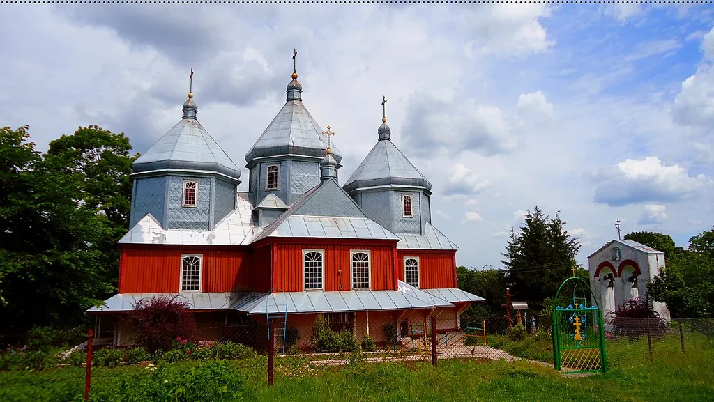 Храм з південної сторони з дзвіницею