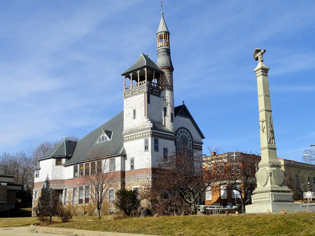 First Baptist Church and Soldiers Monument (Civil War Monument), Monument Square, Marlborough, Massachusetts, USA. (This building is *not* Bethel Presbyterian Church as in the file name.)