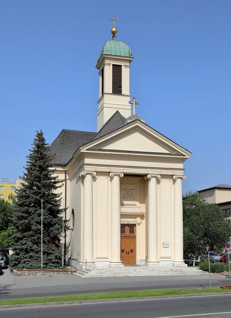 Ostansicht der röm.-kath. Pfarrkirche Maria Schnee in der niederösterreichischen Marktgemeinde Wiener Neudorf.