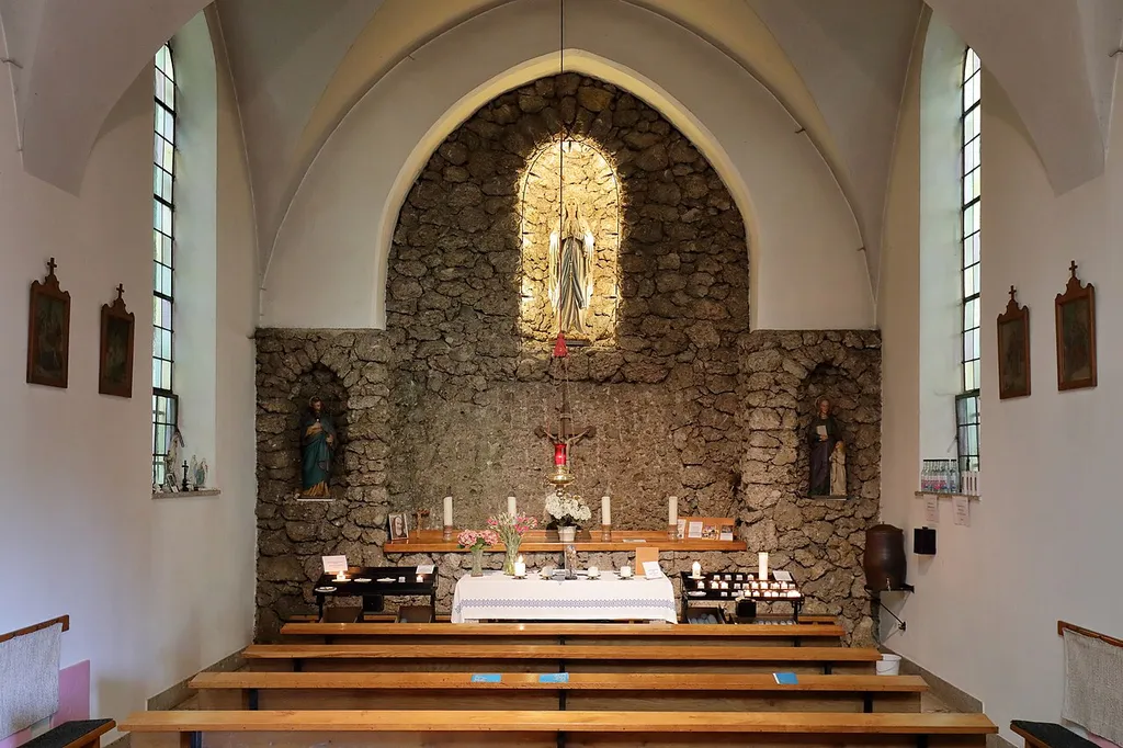 Innenansicht der 1906 geweihten Maria-Lourdes-Kirche in Hildprechting, ein Ortsteil der oberösterreichischen Gemeinde Ohlsdorf.