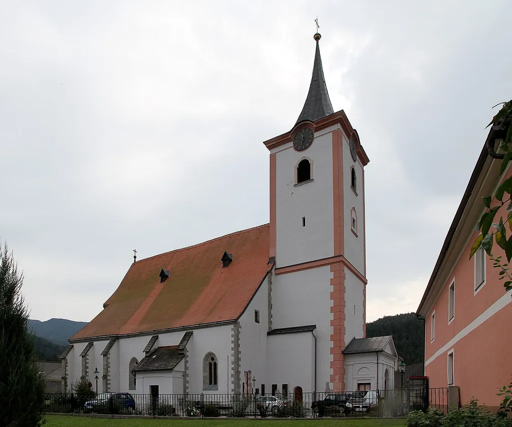 Die Nordansicht der kath. Pfarrkirche hl. Martin in der niederösterreichischen Marktgemeinde Türnitz.