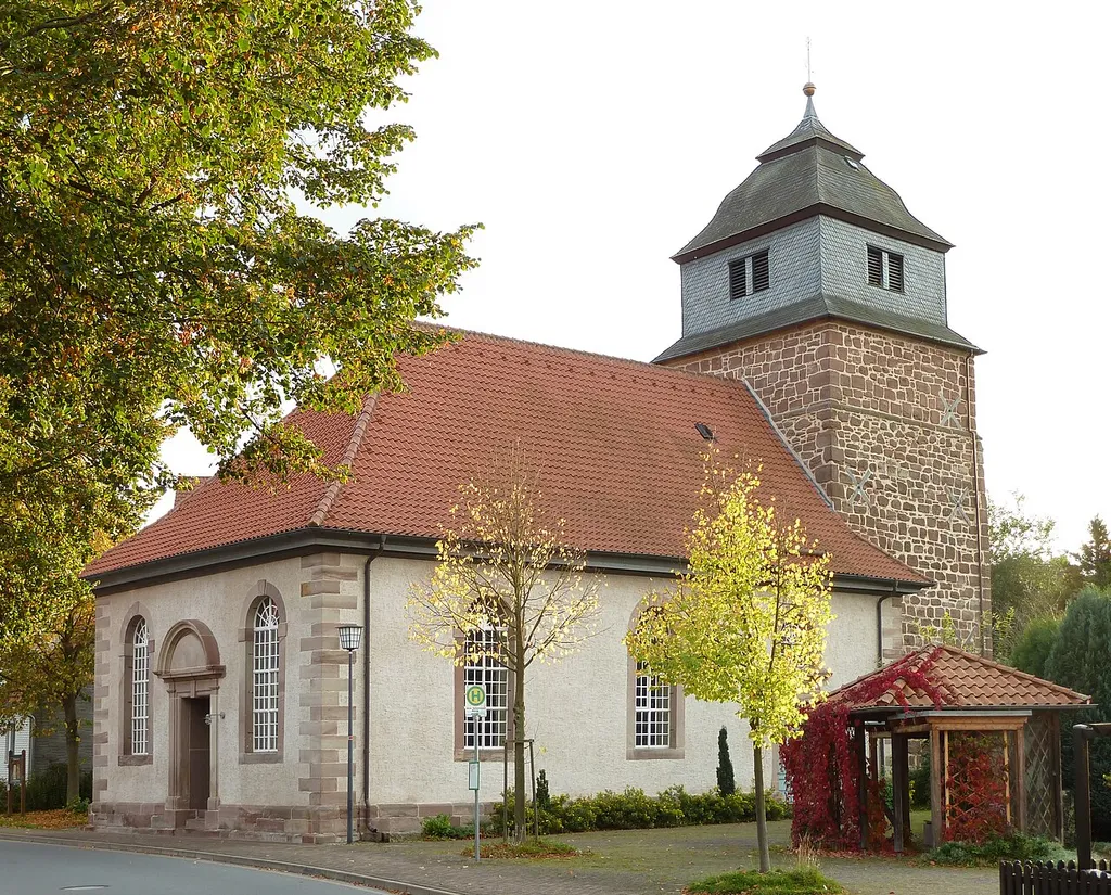 Evangelisch-lutherische Kirche in Wöllmarshausen, Gemeinde Gleichen, Niedersachsen; Ansicht von Nordosten. Turm mittelalterlich, Saal 1756 erbaut, verschieferter Fachwerk-Turmaufsatz Anfang 19. Jahrhundert