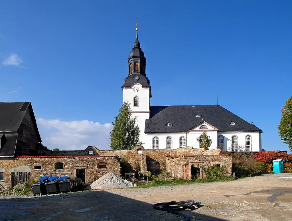 29.09.2017 09430 Drebach, Venusberger Straße 8 und 10: Ehemaliges Rittergut Drebach, Herrenhaus (GMP: 50.688182,13.031138) aus dem frühen 19. Jahrhundert. Sanierung und Ausbau zum DRK-Dienstleistungszentrum mit Tagespflege sind geplant. Dahinter die Kirche. Neubau von 1825 nach Brand der Vorgängerkirche. Sicht von Süden. [DSCN2209.JPG]20170929305DR.JPG(c)Blobelt
