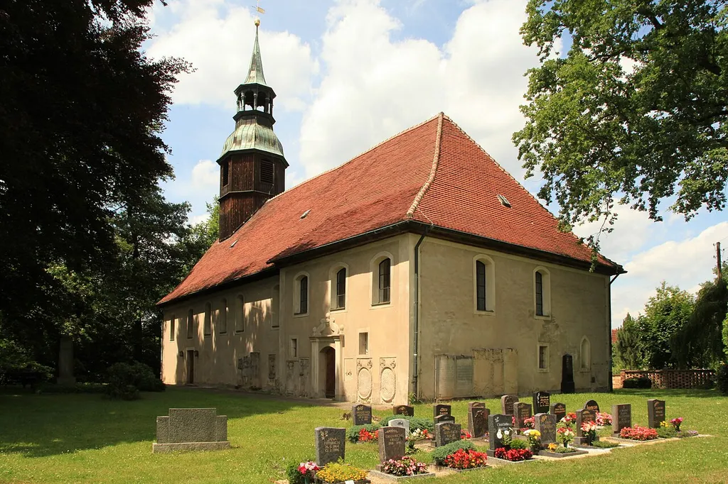 Kirche und Friedhof an der Quolsdorfer Straße in Hähnichen