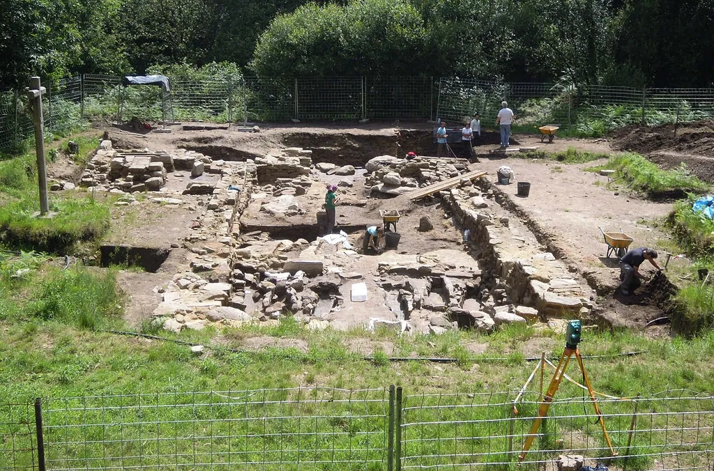 Fouilles arquéologiques de "Igrexa vella de Santa Comba de Louro", temple du IIIe siècle, dans la commune de Valga province de Pontevedra (Espagne)