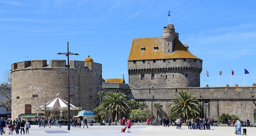 Château de Saint Malo. The fortifications were built between the 15th and 18th centuries. The photo shows the tower "La Générale" and the tower "Qui Qu'en Grogne". Saint-Malo is a town of about 47,000 inhabitants in the Ille-et-Vilaine department, France.