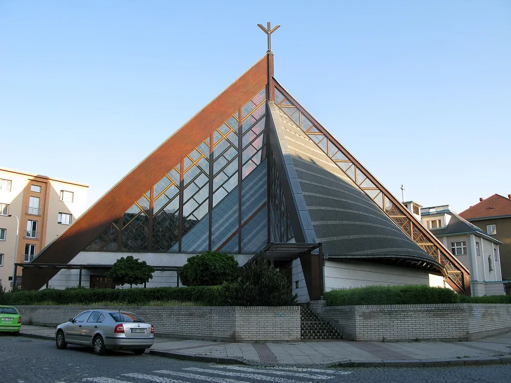 Praha, Strašnice: Kostel Neposkvrněného početí Panny Marie, jehož stavba byla nejprve z finančních, pak z politických důvodů odkládána, byl nakonec v netradiční podobě postaven v období mezi 11. listopadem 1992 a 17. červnem 1994. Vpravo fara z roku 1930, která po více než 60 let sloužila jako provizorní kaple, dnes její sál funguje jako Divadlo Miriam. (description by User:ŠJů from Image:Strašnice kostel.jpg)