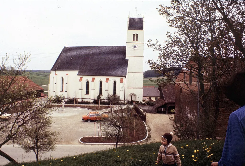 Zell, Kirche St. Ulrich mit saniertem Vorplatz nach Abriss der Volksschule