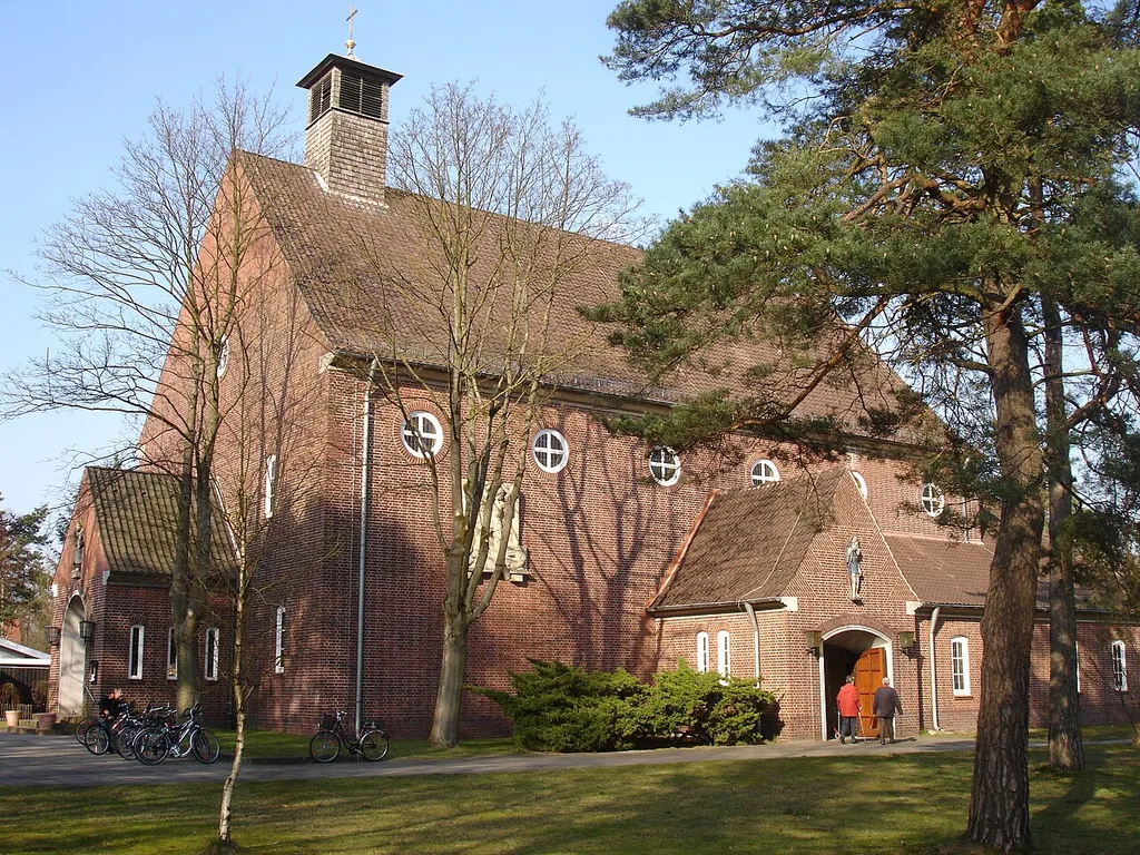 Fassberg Kirche Gesamtansicht von SW 25. März 2007