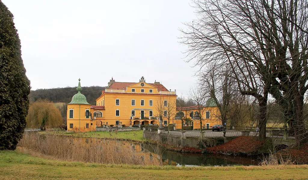Das Schloss Wasserburg in Wasserburg, ein Ortsteil der niederösterreichischen Stadt St. Pölten.
