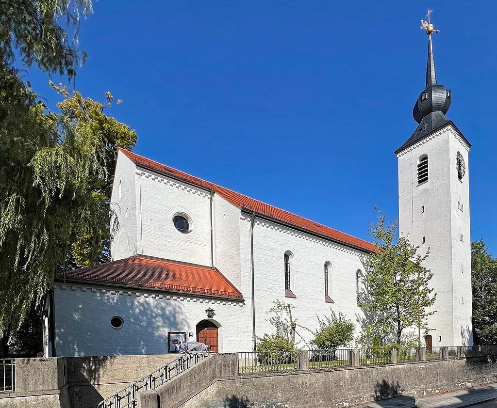 Dreieinigkeitskirche, evangelisch-lutherische Kirche im Münchner Stadtteil Bogenhausen.