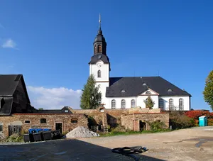 Kirche (mit Ausstattung), Kirchhof mit zwei Grabmalen und Einfriedung Venusberger Straße 12b