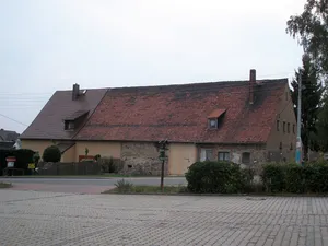 Rittergut mit der einzigen erhaltenen Scheune mit Stallungen, dazu Reste der Hofmauer Altenburger Straße 29