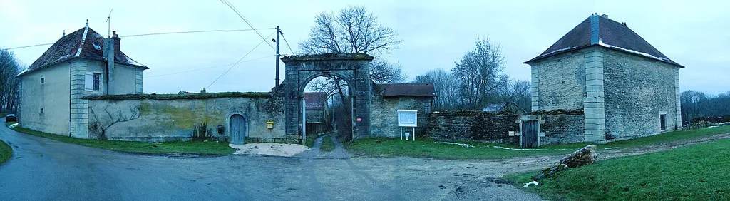 Entrée de l'abbaye de Theuley. (panoramique)