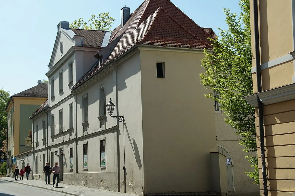 Ehemaliges Ökonomiegebäude des Schottenklosters St. Jakob, zweigeschossiger Walmdachbau mit Mittelrisalit und Zwerchhaus, klassizistisch, um 1800; seit 1866 zum Priesterseminar St. Jakob gehörig This is a photograph of an architectural monument.It is on the list of cultural monuments of Bayern, no. D-3-62-000-1050.