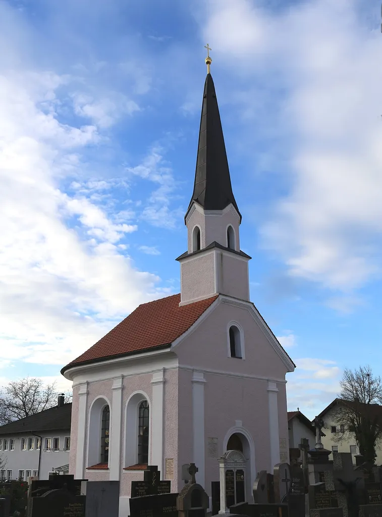 Kirchplatz 1, Obertaufkirchen; Pfarrkirche St. Martin und St. Maria Magdalena; Seelenkapelle, klassizistischer Putzbau mit Dachreiter, bezeichnet mit dem Jahr 1837 This is a picture of the Bavarian Baudenkmal (cultural heritage monument) with the ID D-1-83-135-1 (Wikidata)