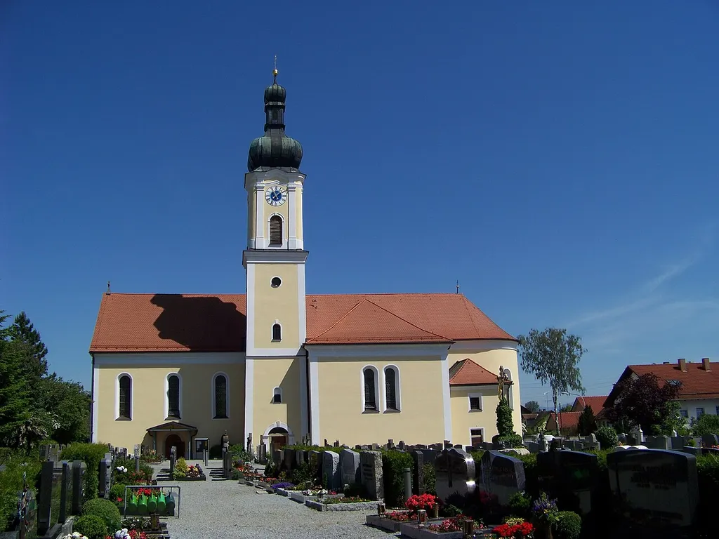 Oberschneiding, Katholische Pfarrkirche Mariae Himmelfahrt, Altarhaus, Vierung und Turm 18.Jahrhundert, Langhauserweiterung nach Westen und zwei Querhäuser 1848, 1910-14 Umgestaltung wohl durch Heinrich Hauberrisser; mit Ausstattung.