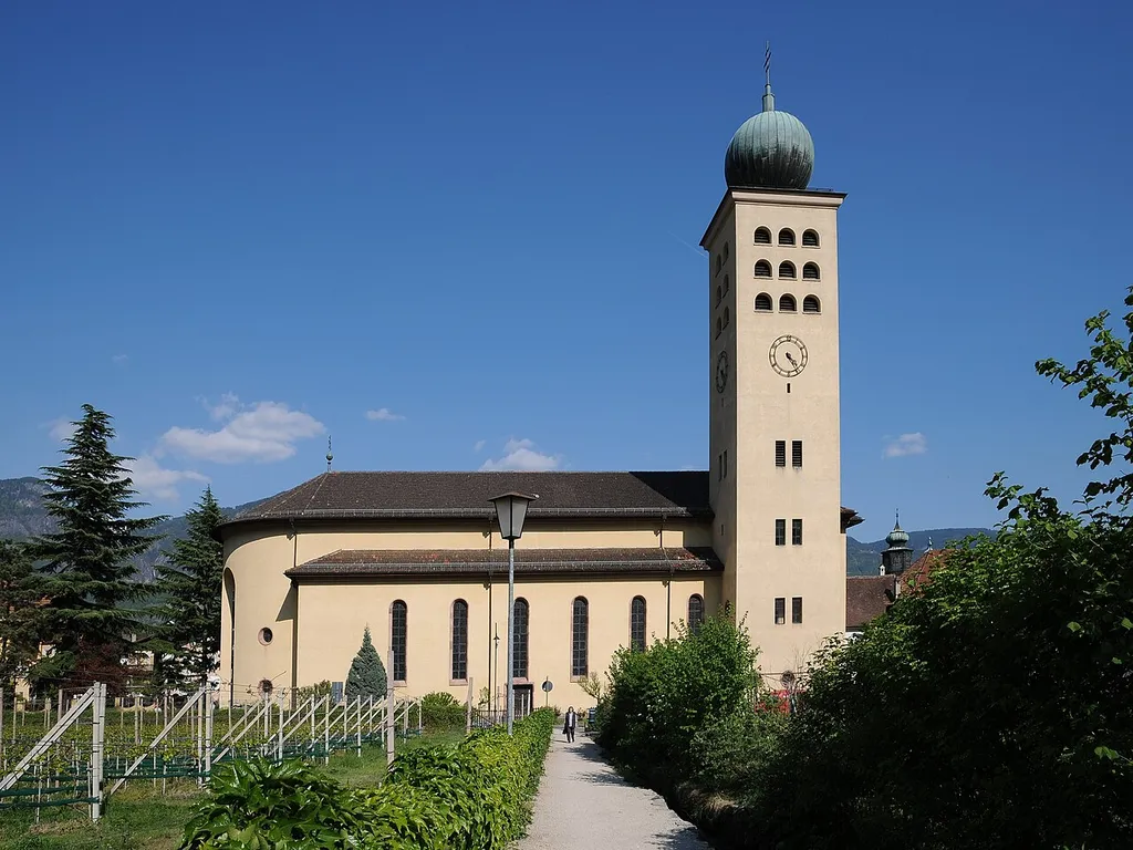 Die Pfarrkirche Hl.Kreuz in Lana wurde nach Plänen von Otto Linder in den Jahren 1938-43 erbaut und 1950 eingeweiht.