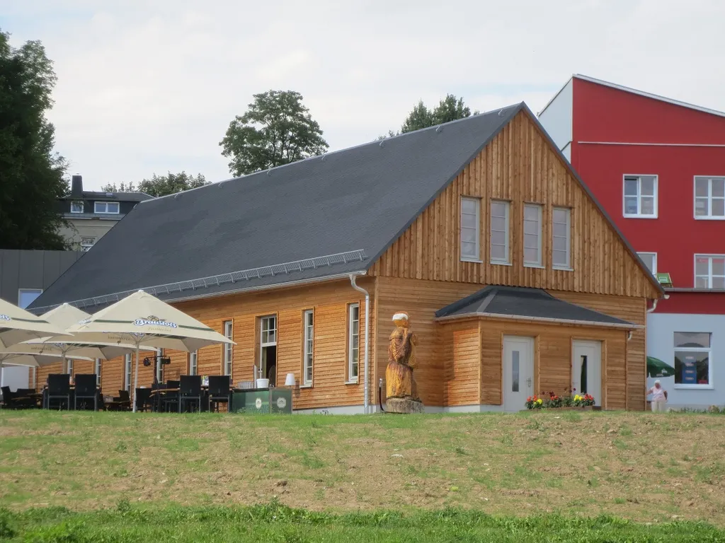 2012 Aufgebaut mit Teilen des Originals der eigentlichen Kirche an der Ahornstraße. Heute Gastronomie.