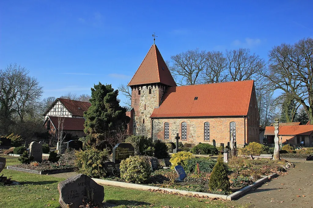 Church and cemetery (churchyard) of the small village Satemin (district Lüchow-Dannenberg, northern Germany).