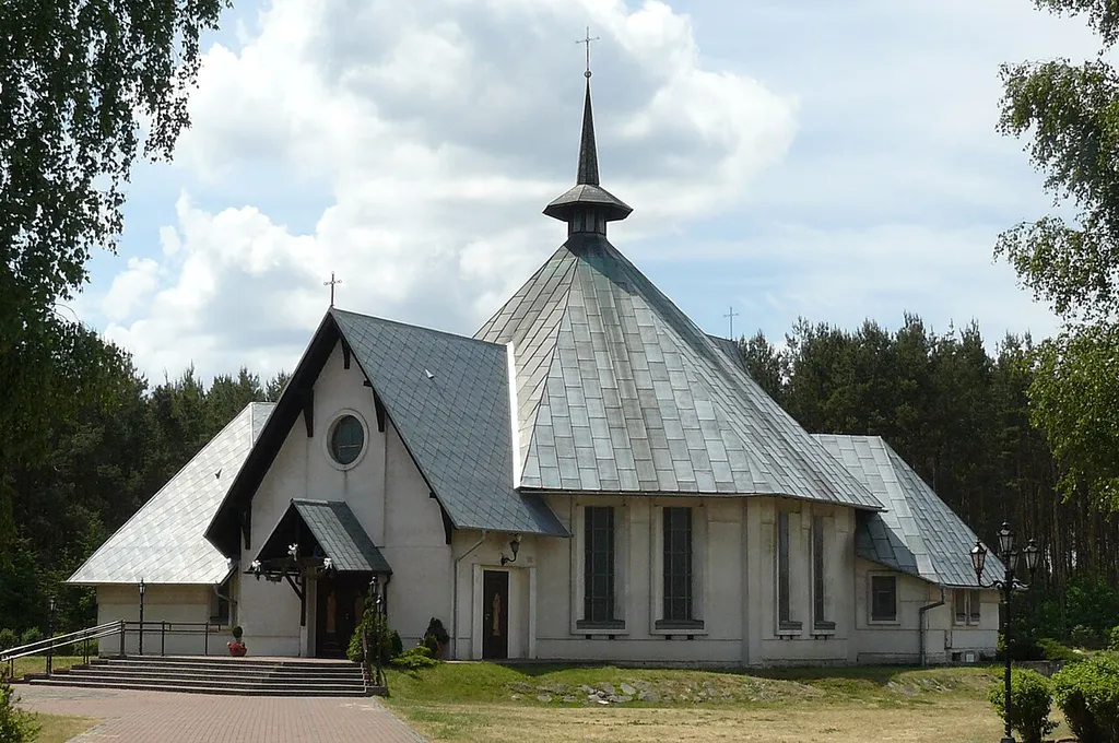 Kościół Opatrzności Bożej w Drawskim Młynie wraz z otoczeniem.