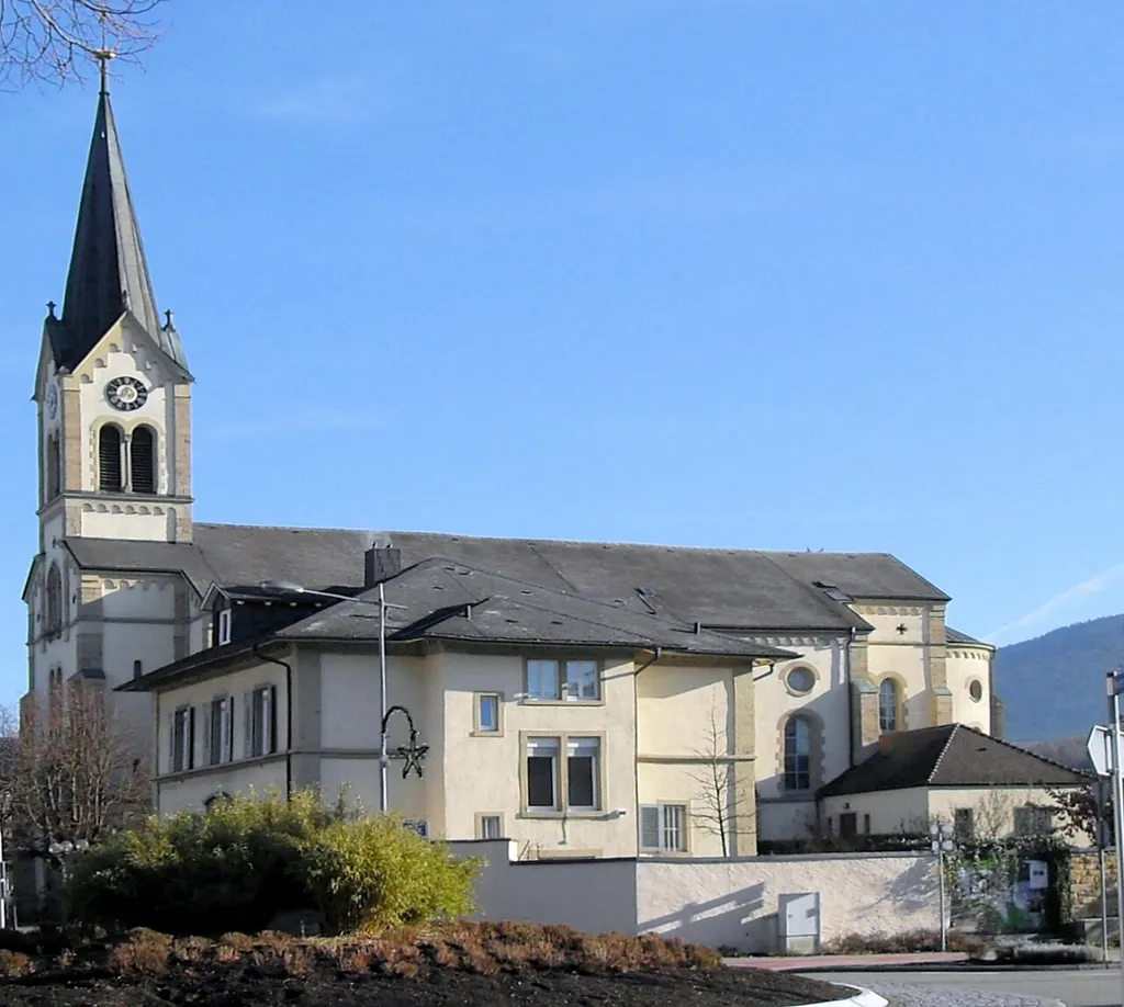 Nordwestseite der katholischen Herz-Jesu-Kirche in Müllheim im Markgräflerland